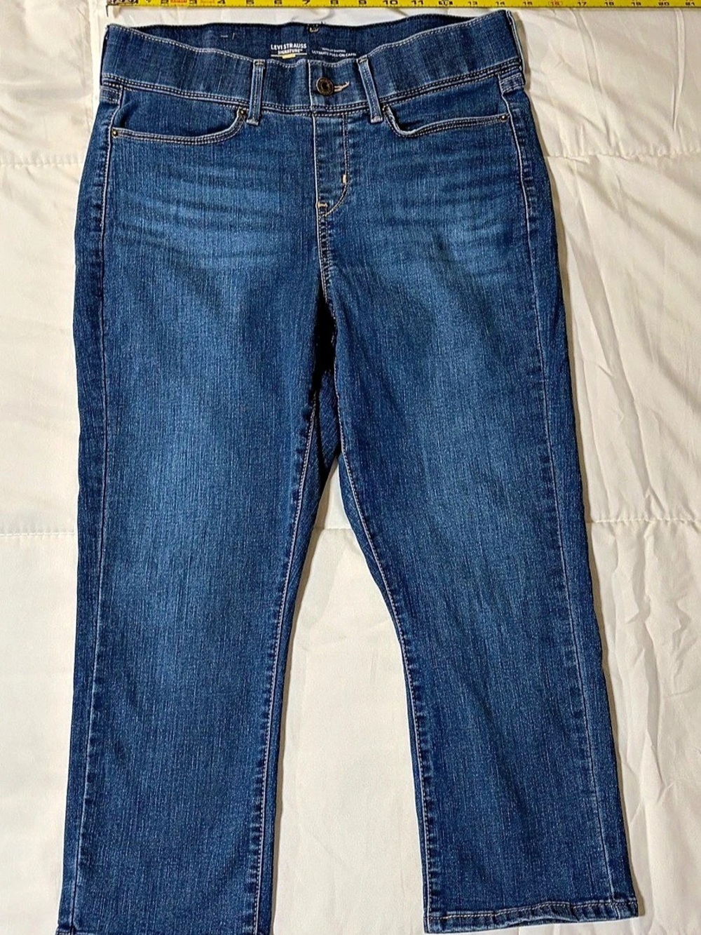 Levi Strauss Signature Ultimate Pull-On Capri Blue Straight Leg Size 6